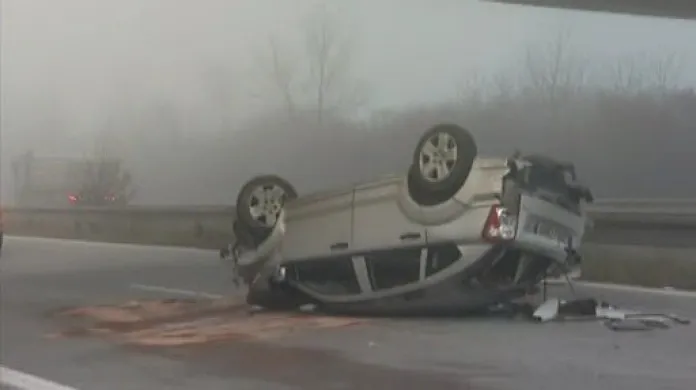 Auto po havárii spadlo na dálnici