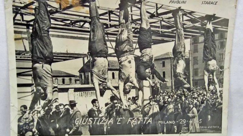 Pověšená těla Benita Mussoliniho, jeho milenky a dalších fašistů