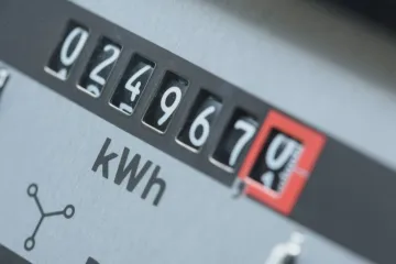 Dodavatelé energií začínají nabízet ceny pod vládním stropem. Kabinet zatím o jeho zrušení neuvažuje