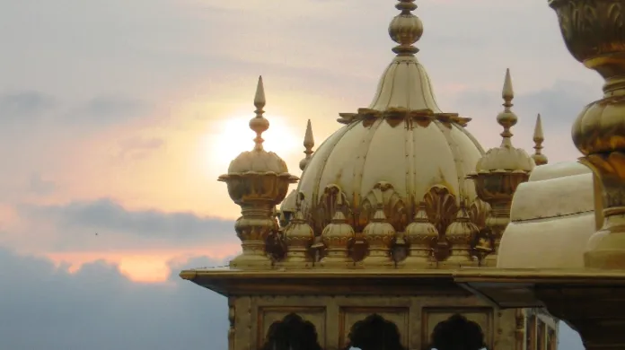 Západ slunce nad Zlatým chrámem v Amritsaru