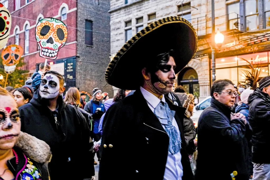 V souvislosti s rozšířením mexické komunity do USA se tento svátek slaví i na mnoha místech Spojených států. Snímek ukazuje průvod truchlících v Illinois.