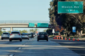 Mariňáci oslavili výročí palbou nad dálnicí. Šrapnel zasáhl auto z doprovodu JD Vance