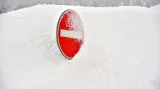 Zasněžená značka na hlavním tahu z Božího Daru do Německa na snímku pořízeném 16. ledna 2019. Na silnici, která byla kvůli sněhové kalamitě neprůjezdná, obnovili silničáři ve stejný den provoz.
