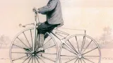 V roce 1861 Pierre Michaux změnil pohon z odrážení na šlapání přes jednorychlostní pevné kliky na předním kole. Dopravní prostředek nazýval „vélocipede“.