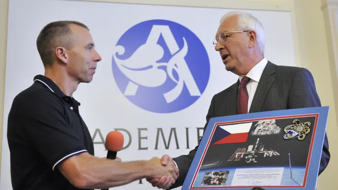 Americký astronaut Andrew Feustel předal tehdejšímu předsedovi Akademie věd ČR Jiřímu Drahošovi grafiku s připevněnou českou vlaječkou, kterou měl s sebou v kosmu (1. 8. 2011)