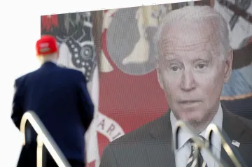 Americká předvolební kampaň vrcholí. Biden mluvil o odpíračích voleb, Trump o radikální levici