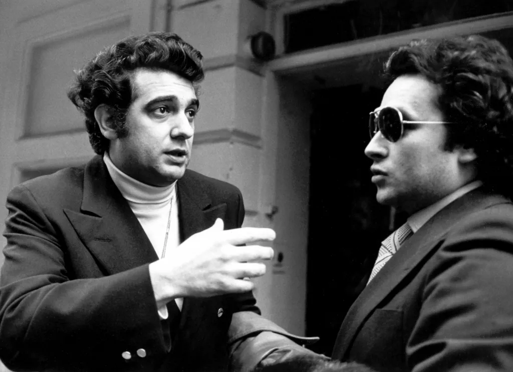Mexicko-španělský pěvec Plácido Domingo a jeho kolega a přítel španělský pěvec José Carreras v Londýně v roce 1970