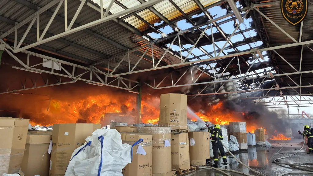 Hasiči zasahují u požáru skladu v Otrokovicích