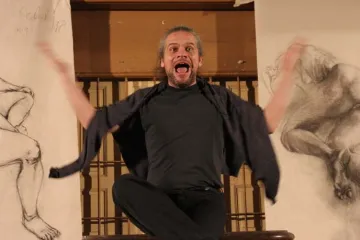 Váša sepjal své fyzické básnictví do knihy i na DVD