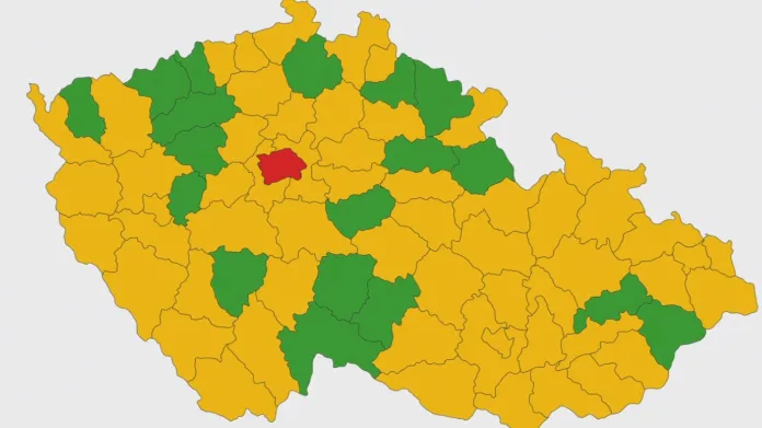 Většina okresů na mapě hodnotící regiony podle rizika nákazy je oranžová, což značí druhý stupeň rizika.