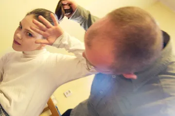 Třetina českých rodičů běžně bije děti