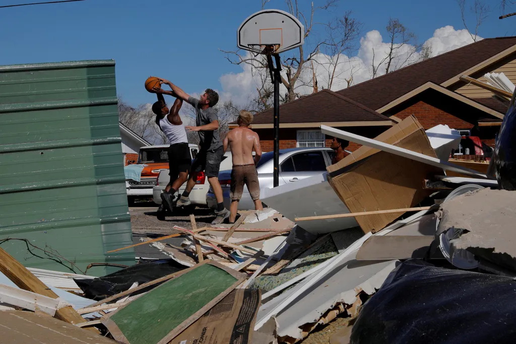 Pouliční basketbal mezi troskami domů zničených hurikánem Michael na Floridě