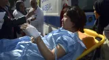Záchranáři přivážejí do nemocnice jednu z obětí útoku v Tunisku