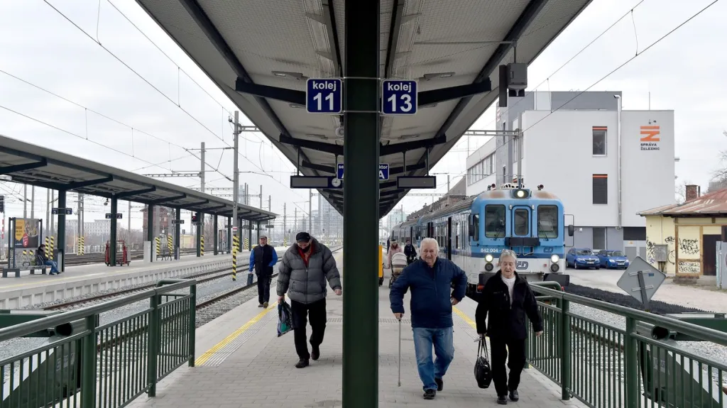 Cestující na vlakovém nádraží v Brně