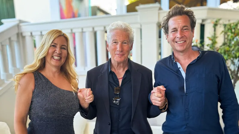 Richard Gere (uprostřed) s režiséry dokumentu Moudrost štěstí Barbarou Millerovou a Philipem Delaquisem