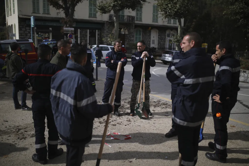Rozsáhlé záplavy na jihovýchodě Francie a severozápadě Itálie si od pátku vyžádaly nejméně 12 obětí. Pátrání po dalších osobách pokračuje