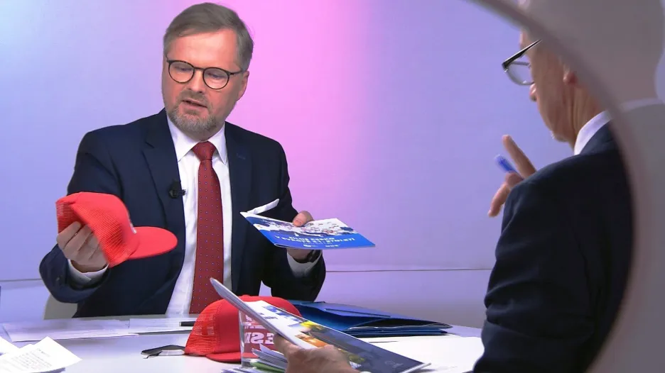 Andrej Babiš věnoval Petru Fialovi červenou čepici s nápisem „Silné Česko“. Fiala mu za to předal program ODS „Silné Česko v Evropě 21. století“