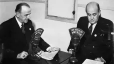 Jan Masaryk a Karel Stefan při vysílání Hlasu Ameriky ve studiu v San Francisku