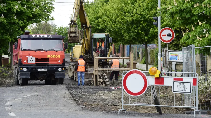 Erenburgova ulice v Olomouci, kterou kamiony projíždí na cestě k železárnám. V těchto dnech se opravuje