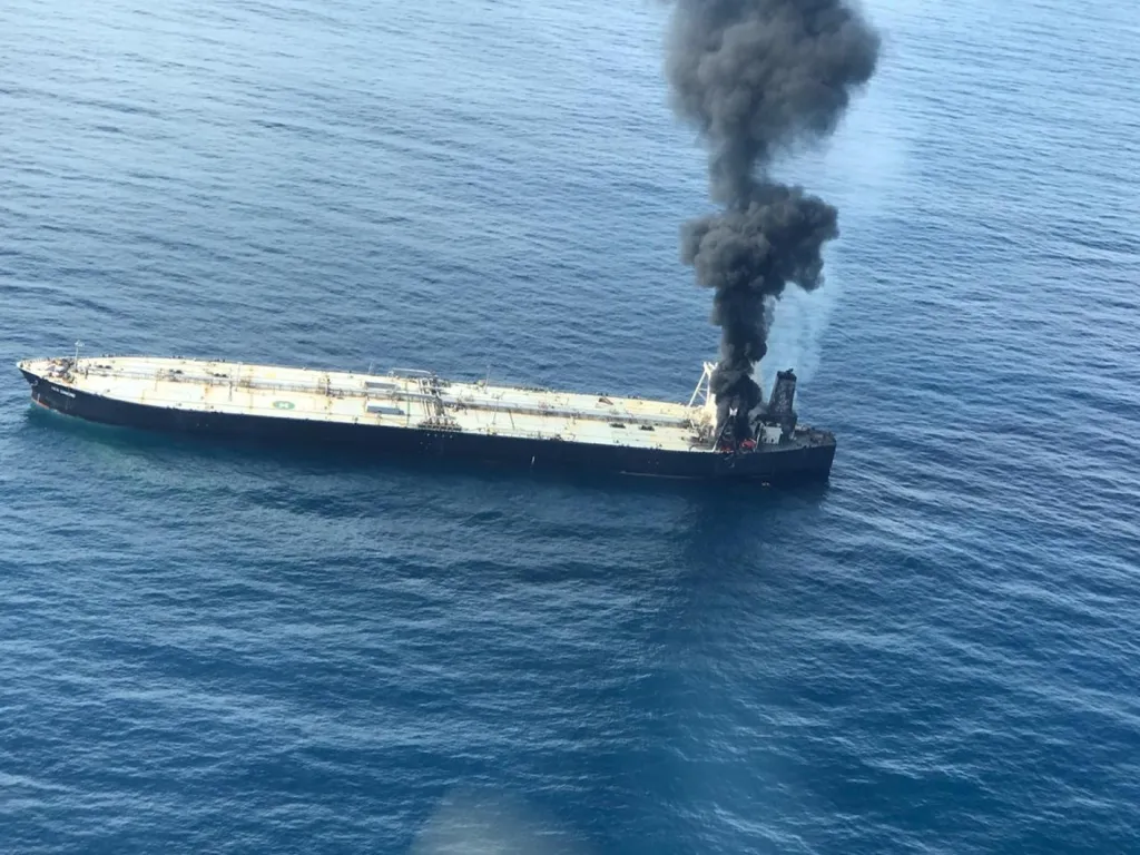 Požár na nákladní lodi MT New Diamond u východního pobřeží Srí Lanky