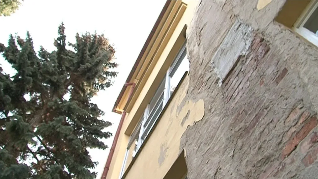 Fasáda nemocnice potřebuje opravit