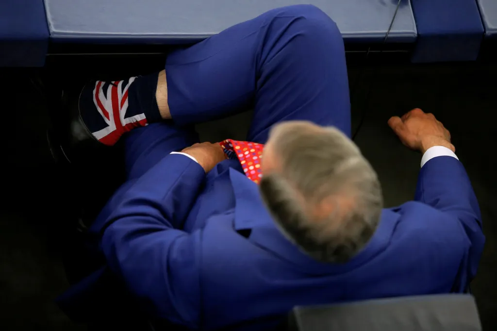 Nigel Farage, lídr Strany pro brexit, se účastní debaty v Evropském parlamentu ve Štrasburku v elegantních britských ponožkách