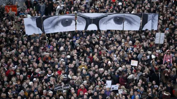 Při útoku bylo zastřeleno 10 novinářů a dva policisté. Snímek z tzv. průvodu jednoty, kterého se v Paříži zúčastnily statisíce lidí a vrcholní politici EU i arabského světa, ukazuje transparent s očima zastřeleného šéfredaktora Stephana Charbonniera.