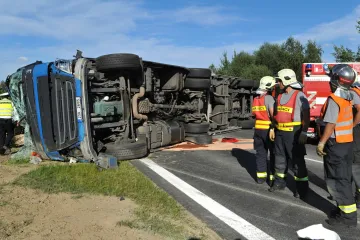 Provoz na D5 i D10 se po nehodách podařilo obnovit