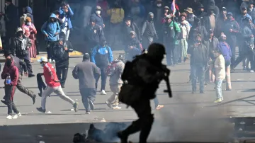 Protestující dav v bolivijské metropoli La Paz rozháněla policie slzným plynem
