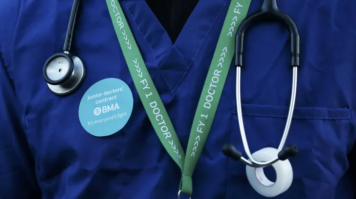 V Anglii poprvé za čtyřicet let stávkují lékaři