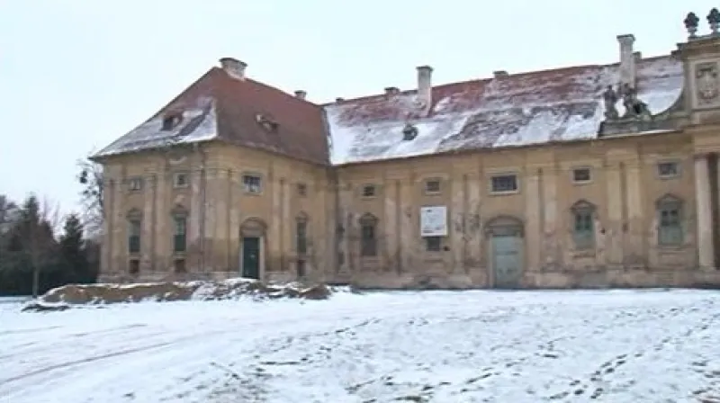 Zdevastované jízdárny lednického zámku