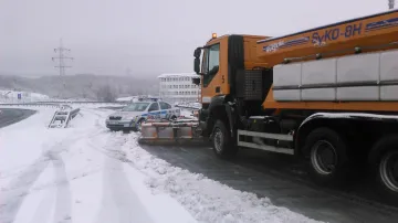 Dopravu od úterního rána komplikuje sníh