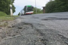 Starostové obcí na jihu Moravy tvrdí, že silničáři opravují jiné úseky, než je nejvíc potřeba 