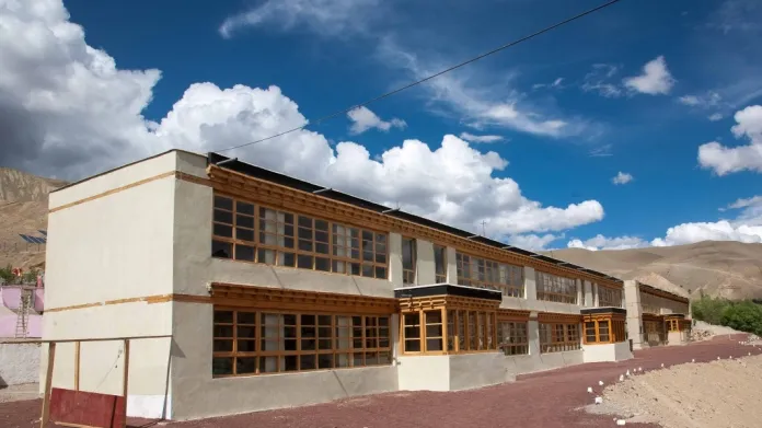 Dokončená školní budova v Himálajích