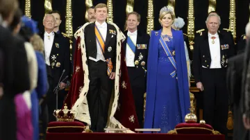 Král Willem-Alexander a královna Máxima - v popředí královské klenoty a ústava