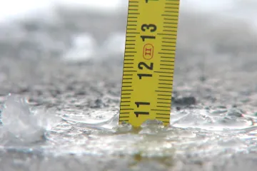 Zamrzlou přehradou by se měli Brňané kochat jen z břehu. Led je stále tenký