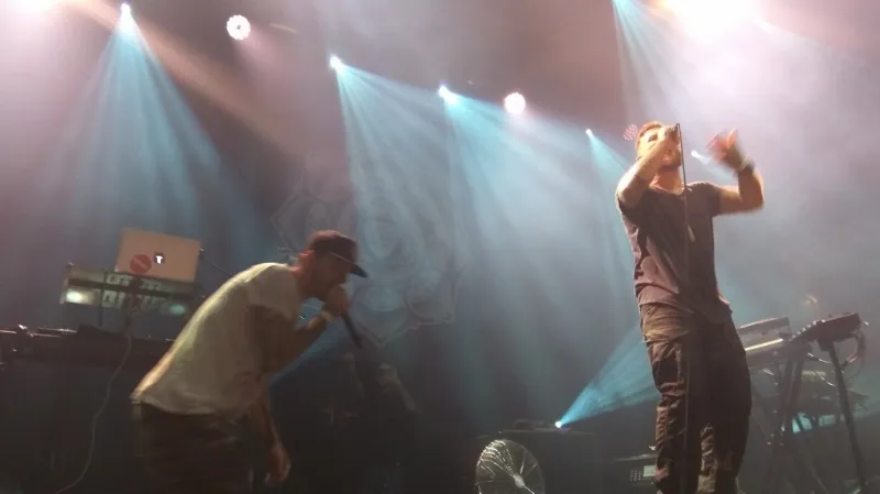 Dub FX a Cade Anderson během vystoupení v pražské Lucerně