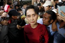 Myanmarští lékaři zahájili protestní stávku, Su Ťij je obviněna z nelegálního dovozu vysílaček