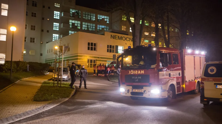 Policie a hasiči museli kvůli bombě loni v listopadu evakuovat nemocnici