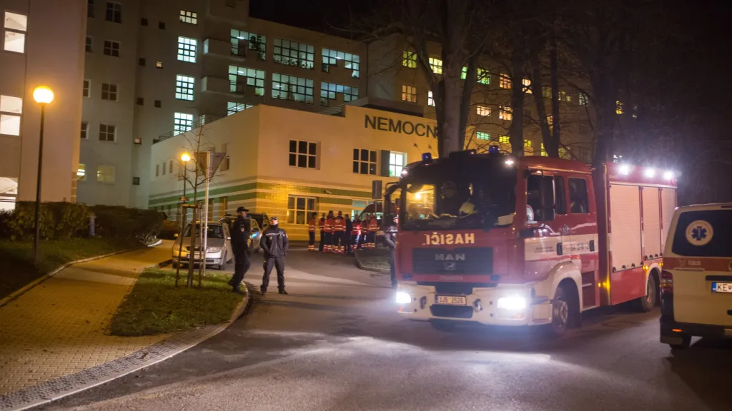 Policie a hasiči museli kvůli bombě loni v listopadu evakuovat nemocnici
