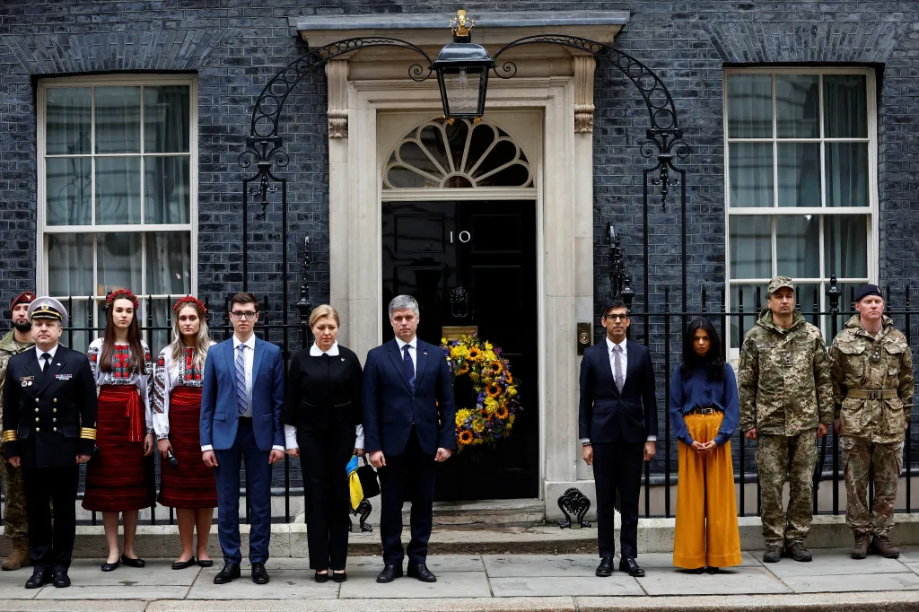 Britský premiér Rishi Sunak a ukrajinský velvyslanec v Spojeném království Vadym Pristaiko se svými partnerkami uctili výročí minutou ticha před rezidencí premiéra v londýnské Downing street