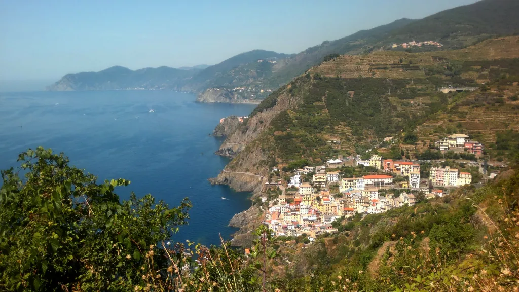Riomaggiore jako perla na skalnatém pobřeží