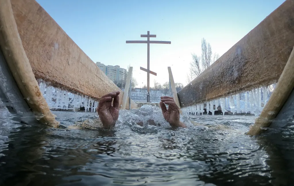 V kazašském Almaty se muž žehná vodou ponořením v místní řece