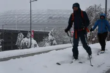 Sníh v Evropě stále komplikuje dopravu. V Rakousku pod lavinou zahynul český lyžař