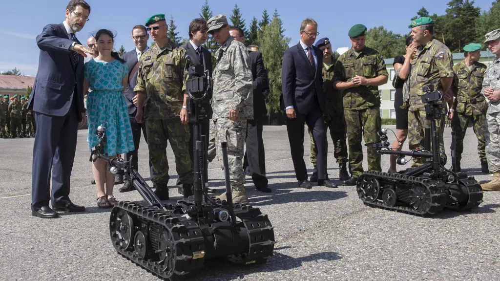 Pyrotechnické roboty předal armádě americký velvyslanec v ČR Norman Eisen (na snímku vlevo s dcerou Tamarou)