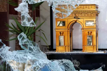 Devět měsíců protestů, škody za miliardy eur. Francie vystavila účet žlutým vestám