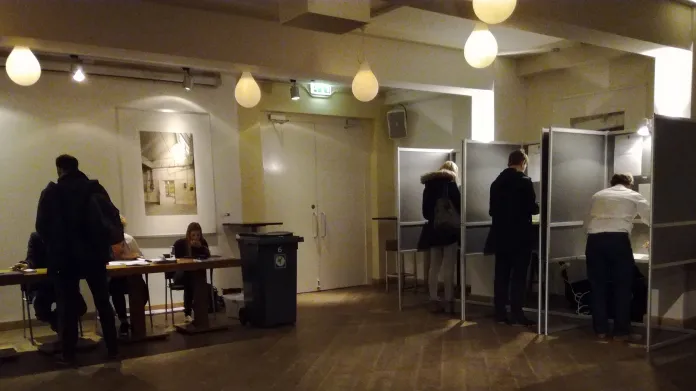 Poklidná volební místnost v kině v Nijmegenu