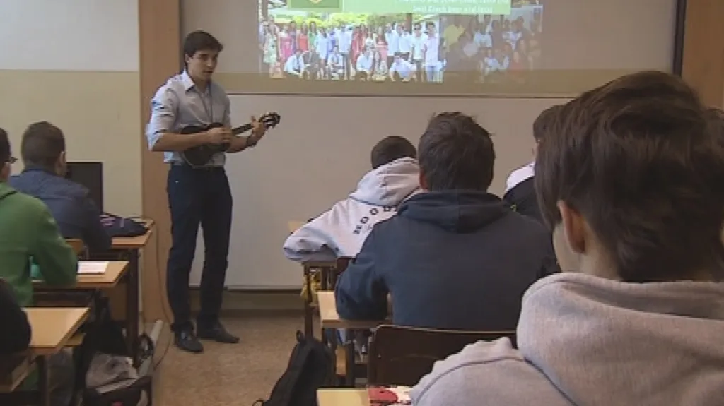 Ricardo R. Camilo představil studentům svoji zemi i skrze písně