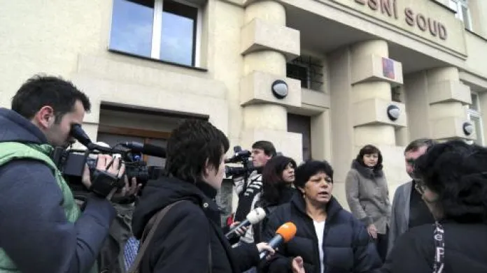 Příbuzní obětí autonehody, při níž v únoru u Panenského Týnce na Lounsku zahynulo osm lidí, hovoří s novináři u budovy Okresního soudu v Lounech.