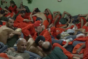 Ani centimetr pro sebe a všude nemoci. Novináři nahlédli do kurdské věznice pro islamisty